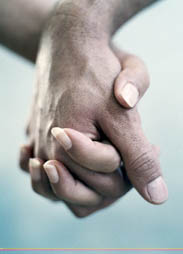 manos entrelazadas como simbolo de amor